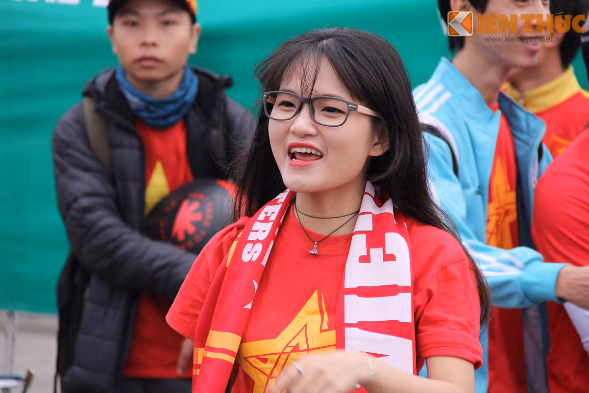 Có rất nhiều nữ CĐV xinh như hoa đã lọt vào ống kính phóng viên.