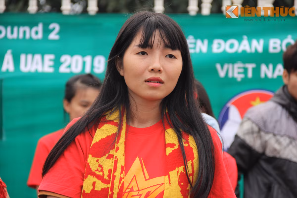 Những cô gái xinh đẹp này đến sân với tình yêu bóng đá và đặc biệt là với các cầu thủ ĐT Việt Nam.