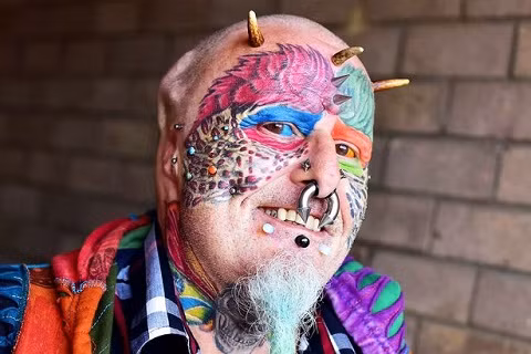 Người đàn ông này cuồng vẹt đến nỗi đi phẫu thuật để giống vẹt. Ảnh The Mirror.