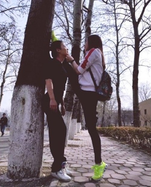 Sang đến Trung Quốc, trào lưu kabedon thú vị này biến tướng thành những màn tỏ tình, công khai tình cảm rất bá đạo, có lúc chỉ như một trò đùa giữa nữ với nam, nữ với nữ.