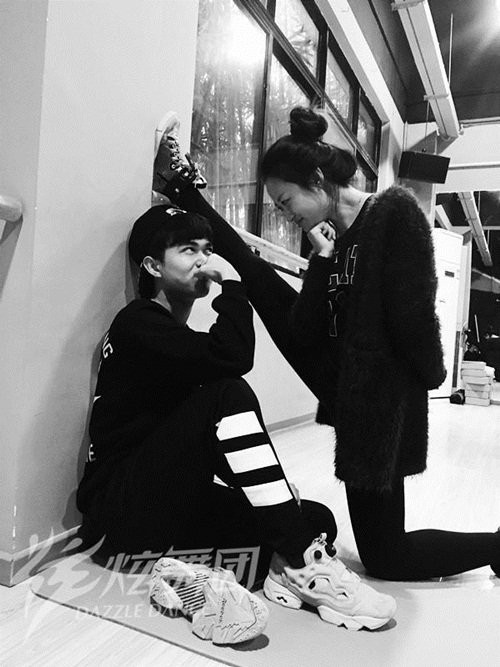 Kakedon bằng chân được các nữ sinh đại học ưa chuộng nhưng cũng đã lan đến các cấp học khác như trung học, thậm chí cả tiểu học.