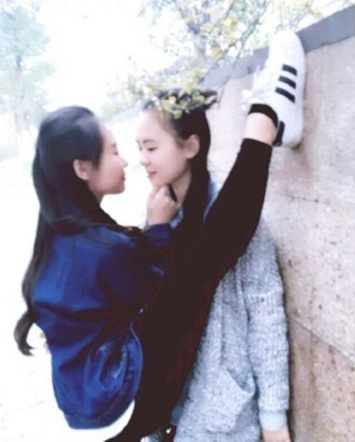 Những nữ sinh 9X Trung Quốc thay vì dùng tay đặt lên tường, họ dùng chân để giữ đối phương của mình. Để làm được điều đó, không chỉ chân phải dài mà còn phải dẻo dai và qua luyện tập.