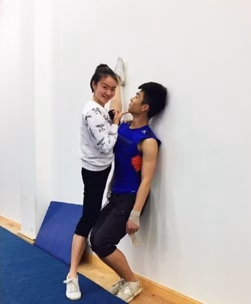 Hành động này rất được những nữ sinh yêu thích vì nó rất "ngầu", tạo cảm giác hồi hội thích thú. Hình ảnh những chàng trai cao hơn cô gái một cái đầu, khóa chặt cô gái mình thích trong vòng tay sẽ khiến trái tim nhiều thiếu nữ bị đốn gục.