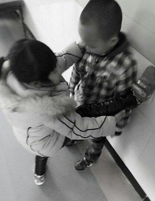 Hình ảnh một nữ sinh tiểu học thực hiện kabedon với bạn cùng lớp khiến dân mạng nước này xôn xao.