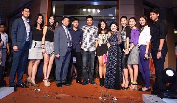 Đôi khi, cả đại gia đình còn dành thời gian đi chơi cùng nhau, bất chấp thời gian biểu bận rộn. Cô em Thảo Tiên luôn dành những lời khen cho chị dâu còn các thành viên khác cũng rất thân thiện với người đẹp 8x.