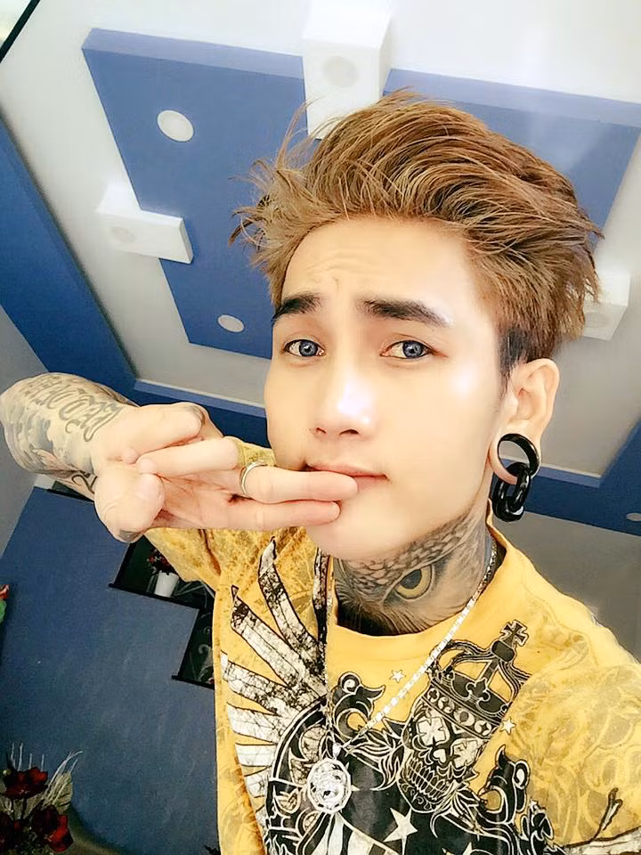 Mỹ nam xăm trổ Hoàng Anh kể rằng anh đã bị giang hồ đuổi đánh, làm cho ngã xe khiến hai má bị bầm dập và chiếc mũi làm phẫu thuật bị gãy, phải đi làm lại. Qua sự việc này Hoàng Anh xin lỗi tất cả mọi người, xin lỗi cả anh em giang hồ và hứa "sẽ không làm như vậy nữa vì sợ lắm rồi". Tuy nhiên, xoay quanh những diễn biến này, dân mạng Việt đã tìm ra được một số bằng chứng để nghi ngờ tất cả những gì đã diễn ra chỉ là một vở kịch mà Hoàng Anh và Dương Minh Tuyền đã bắt tay nhau tạo nên.