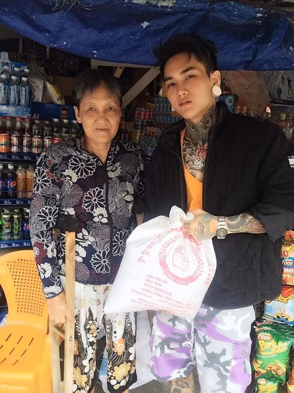 Từ ngày được nhiều người biết đến tới nay, Lê Hoàng Anh từng tạo ra quá nhiều ồn ào trên mạng xã hội. Luôn vỗ ngực tự nhận là dân chơi tiêu tiền như nước, nhưng rất thích đi từ thiện giúp đỡ người nghèo... Hoàng Anh còn thường xuyên bị ném đá khi rất thích quay clip tại nhà riêng khoe những món đồ giá trị như quần áo, xe cộ, điện thoại, ipad, đồ trang sức với giá cao ngất.