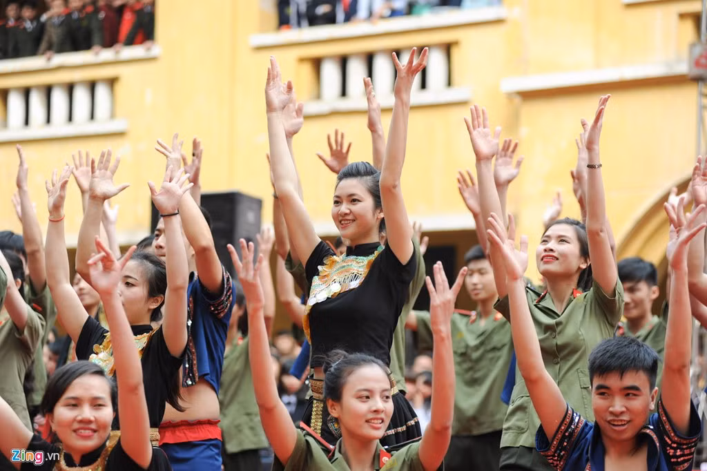 Hoa khôi Học viện An ninh nhân dân năm 2015 - Huệ Nhi - nổi bật trong đội hình của chuyên khoa 1a.