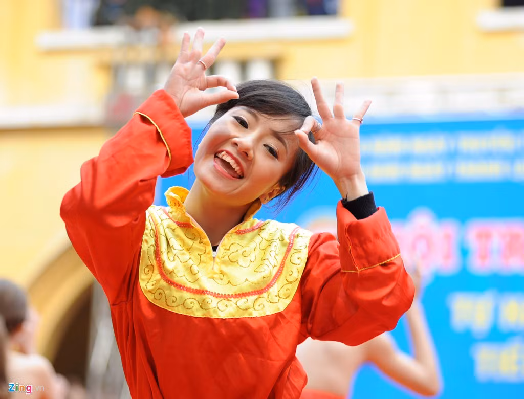 Cô gái đáng yêu trong điệu nhảy Trống cơm.