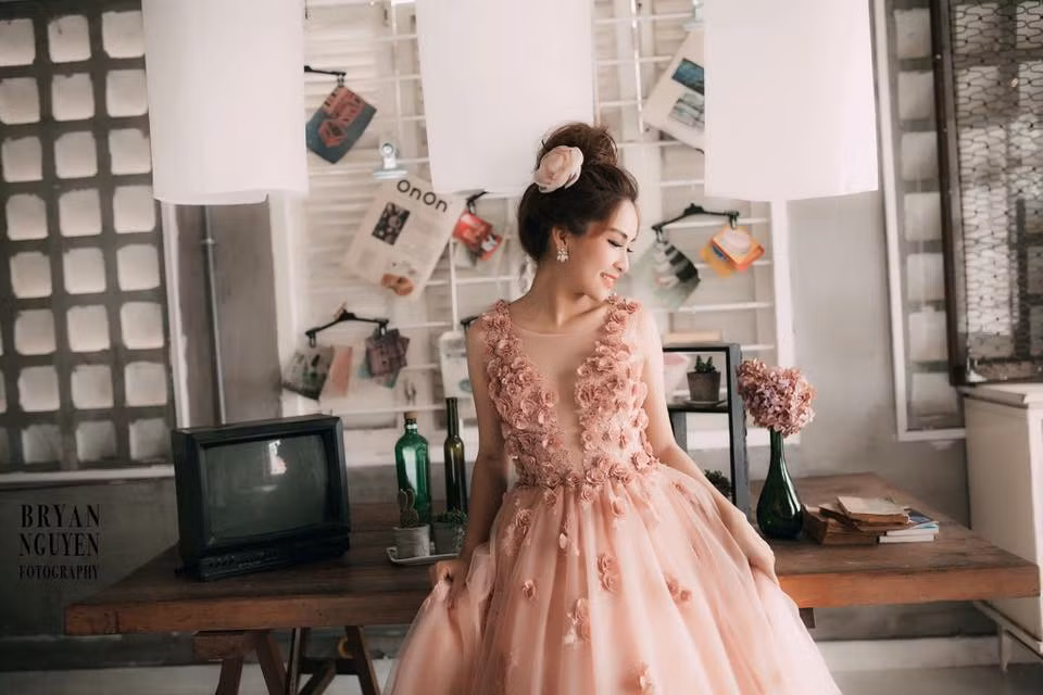 Thoa Trần rất có duyên với công việc trở thành cô dâu. Trong bộ ảnh cưới mới thực hiện, Thoa Trần hóa cô dâu xinh lộng lẫy với váy cười hồng pink, chiếm trọn được cảm tình của người hâm mộ. Ảnh: Bryan Nguyễn.