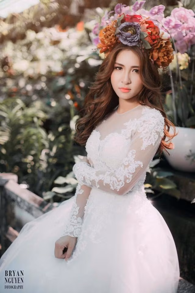 Lối biểu cảm tự nhiên cùng những nét dịu dàng trên khuôn mặt xinh đẹp, nhiều chàng trai sẵn sàng trồng cây si để mong có thể đón cô dâu Thoa Trần về dinh khi ngắm những bức ảnh cưới tuyệt vời như thế này. Ảnh: Bryan Nguyễn.