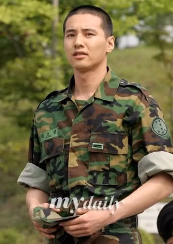 Điểm mặt những “soái ca quân nhân” mặc đồng phục đẹp nhất xứ Hàn - Hình 9 Diem mat nhung “soai ca quan nhan” mac dong phuc dep nhat xu Han-Hinh-9