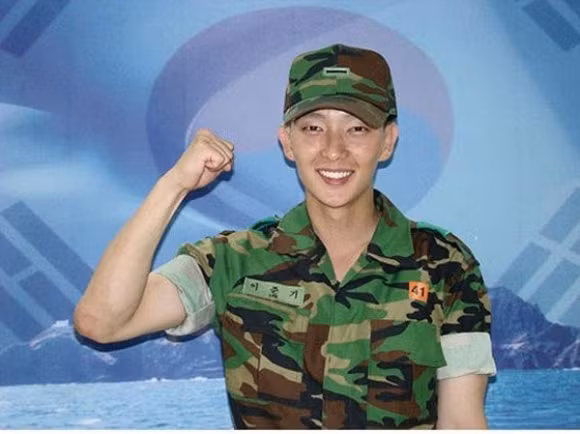 Điểm mặt những “soái ca quân nhân” mặc đồng phục đẹp nhất xứ Hàn - Hình 8 Diem mat nhung “soai ca quan nhan” mac dong phuc dep nhat xu Han-Hinh-8