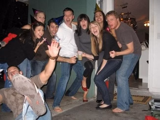 Ối giời, chụp ảnh thôi mà làm gì mà ngã ngửa ra thế.