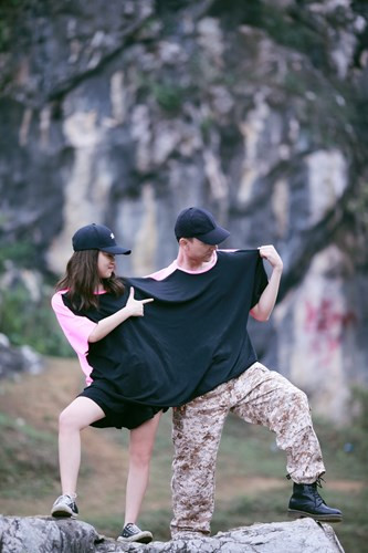 Đôi vợ chồng cực nhắng nhít trong bộ ảnh cưới. Họ đã từ chối những bộ ảnh cưới theo phong cách truyền thống để biến bộ ảnh cưới của mình thành câu chuyện tình yêu cảm động dựa trên bộ phim Hậu duệ mặt trời.