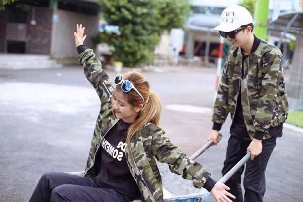 Đồ rằn ri không phải lúc nào cũng được ưa chuộng, bởi chúng hơi khó kết hợp và không phải ai cũng ưa thích phong cách này. Tuy nhiên, chỉ khi bộ phim Hậu duệ mặt trời quá hot thì bất chấp phong cách thường ngày ra sao, một số bạn trẻ vẫn cứ mong muốn sở hữu 1 chiếc áo chuẩn quân nhân của Đại úy Yoo Shi Jin do Song Joong Ki thủ vai.