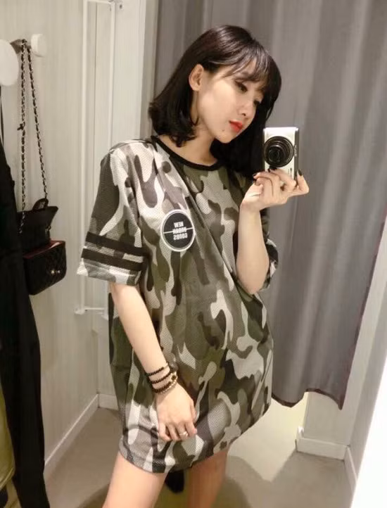 Đồ rằn ri tưởng chừng đã bị lãng quên nhưng nay lại quay trở lại và lợi hại hơn xưa. Giới trẻ nô nức tậu cho mình chiếc áo rằn di Hậu duệ mặt trời sao cho thật giống Song Joong Ki hot boy quân nhân Hậu duệ mặt trời.