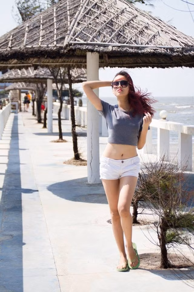 Được biết, ngoài sở thích diễn xuất, chụp ảnh Quỳnh Chi còn rất thích đọc sách, đi du lịch. Ngoài đời, Quỳnh Chi được bạn bè và thầy cô quý mến bởi tính cách thân thiện, dễ gần và rất hòa đồng. Ảnh: FBNV.