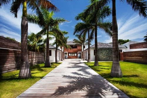 6. Biệt thự Sand Club, đảo St. Barth Sand Club là biệt thự nghỉ dưỡng đắt đỏ nhất trên hòn đảo St. Barth và du khách chỉ có thể đặt thuê thông qua Sibarth Bespoke Villa Rentals. Không như phần lớn các biệt thự trên đảo, nơi này được xây dựng ngay trên bãi biển và vẫn có bể bơi riêng. Sand Club còn có 6 phòng ngủ đều nhìn ra biển. Giá thuê là 150.000 USD (chỉ gồm chi phí ở lại) cho 12 người.