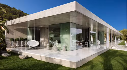 9. Biệt thự Titanium, Ibiza Được thiết kế bởi bà Cathy Guetta - vợ cũ của nhà sản xuất nhạc kiêm DJ nổi tiếng David Guetta, biệt thự Titanium khá kiểu cách và lấp lánh. Nơi này có 12 phòng ngủ khá yên tĩnh, được trang bằng các tác phẩm nghệ thuật được tạo nên từ đèn neon hay những bức chân dung cách điệu và đèn chùm dây Tom Dixon. Ngoài 24 nhân viên phục vụ, biệt thự này còn có một loạt tiện ích chăm sóc sức khỏe - sắc đẹp, như 4 lều tập yoga, thiền hoặc massage, một phòng spa và một nhà tắm hơi lát gạch men dành cho 8 người. Giá thuê trên trang Avenue Property là 279.000 USD cho 24 người.