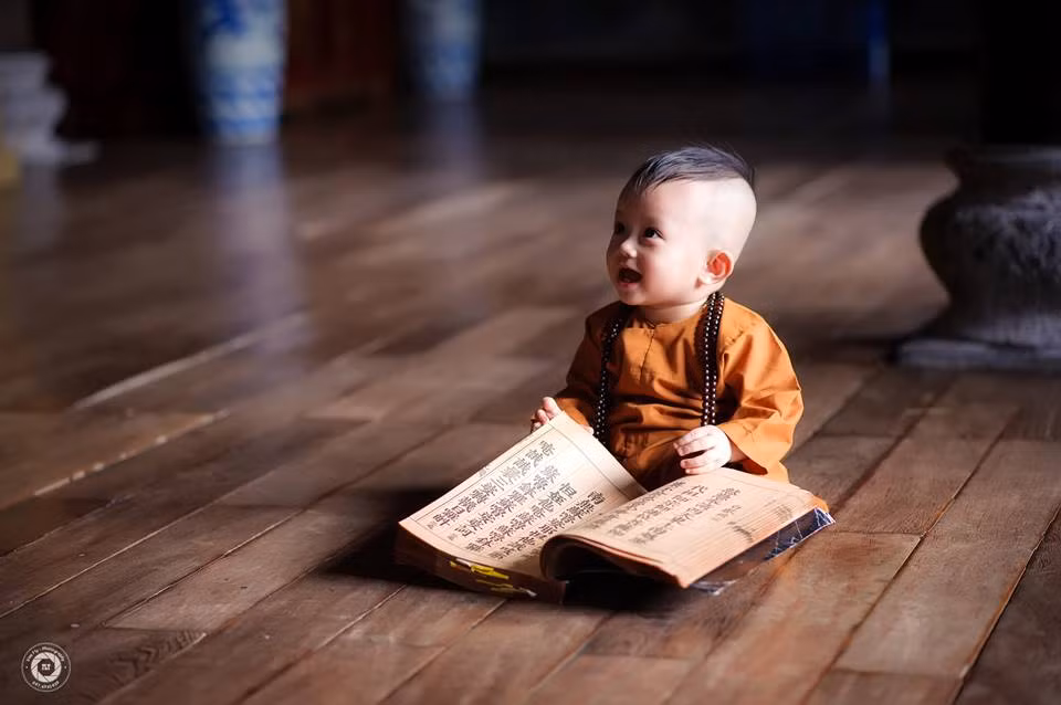 Bộ ảnh sư nhi đáng yêu của Chí Đức được thực hiện tại chùa Linh Thông (Hải Dương) lúc Chí Đức vừa tròn 10 tháng tuổi. Ngôi chùa cũng là địa điểm quen thuộc của gia đình Chí Đức, bố mẹ cậu bé thường xuyên đi chùa niệm phật và giúp nhà chùa nấu cơm chay. Ảnh: Phạm Nhất Việt.