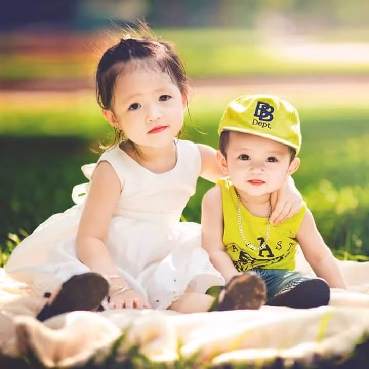 Hai chị em sở hữu những nét kute giống nhau, nước da trắng và đôi môi mọng đỏ.