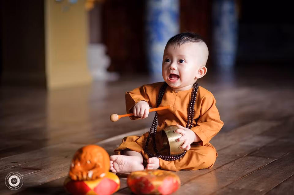 Sớm bộc lộ khả năng âm nhạc, những ca khúc hit hiện nay được giới trẻ yêu thích cũng được Chí Đức thuộc lòng. Ca khúc "Vợ người ta" của ca sỹ Phan Mạnh Quỳnh mà Chí Đức nghe từ các anh chị trong xóm hát, bé cũng không ngại ngần thể hiện, khiến ai nghe đều phải cười. Ảnh: Phạm Nhất Việt.