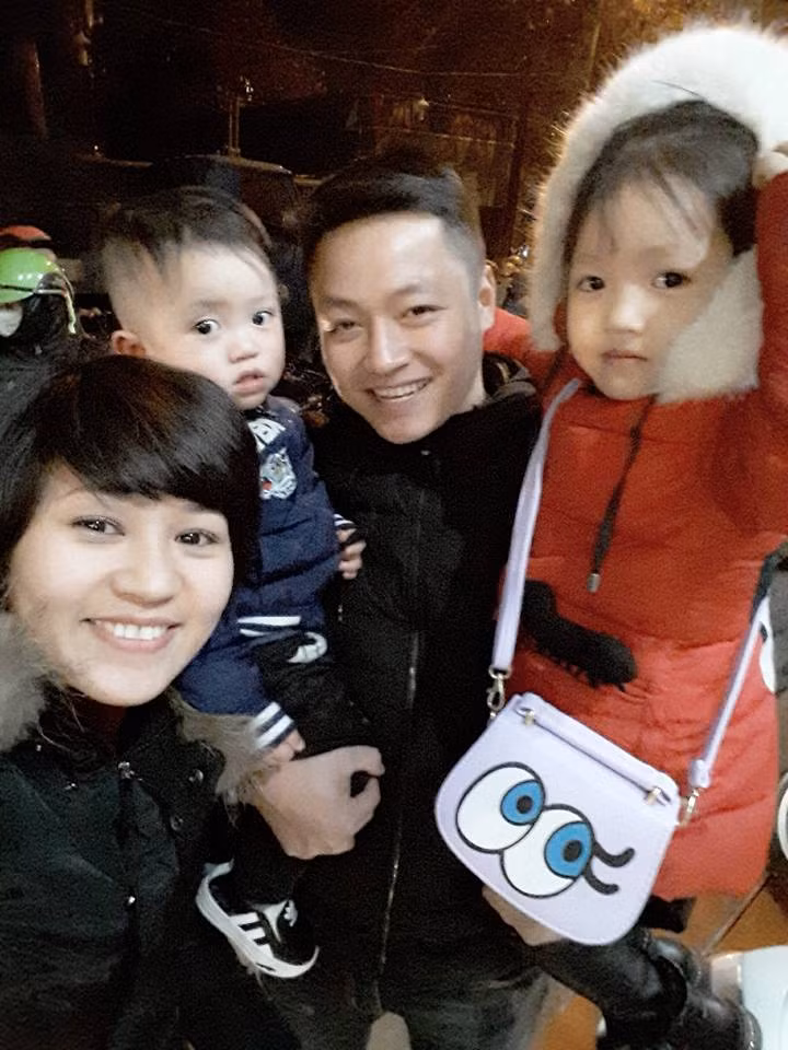 Những bức ảnh chụp cả gia đình thường xuyên được bố mẹ 2 nhóc tỳ thiên thần chia sẻ trên mạng xã hội. Dân mạng không tiếc lời khen ngợi vì gia đình hạnh phúc này.