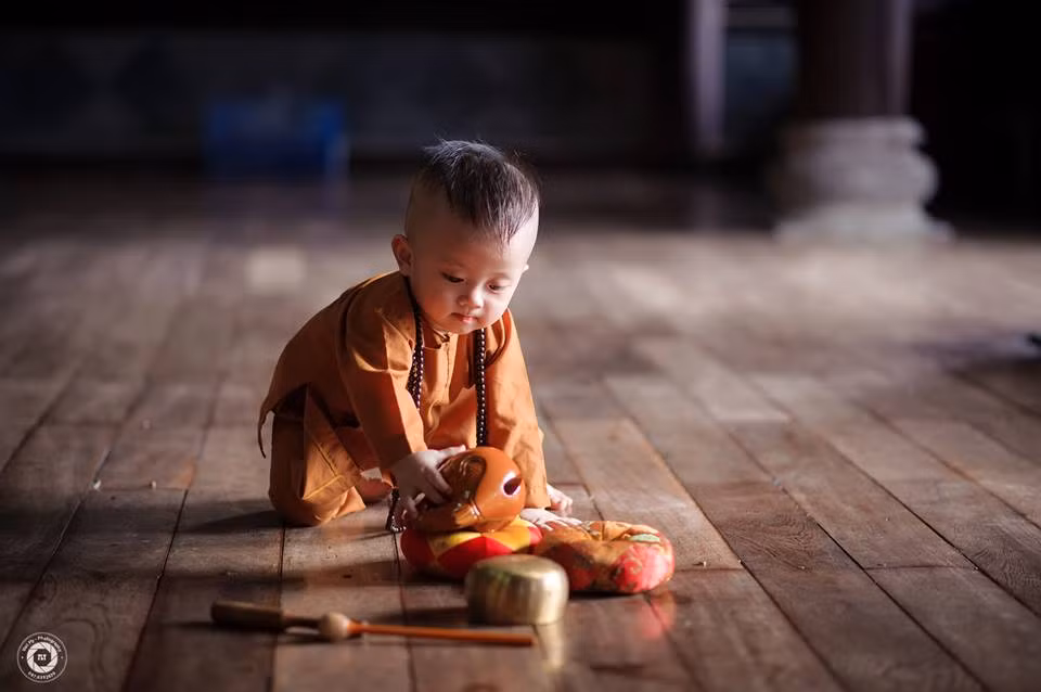 Chí Đức ở nhà có biệt danh đáng yêu là Kumin. Cậu bé có sở thích leo trèo, bất kể cầu thang, bậc cửa hay các ngóc ngách trong nhà đều được Chí Đức khám phá. Ảnh: Phạm Nhất Việt.