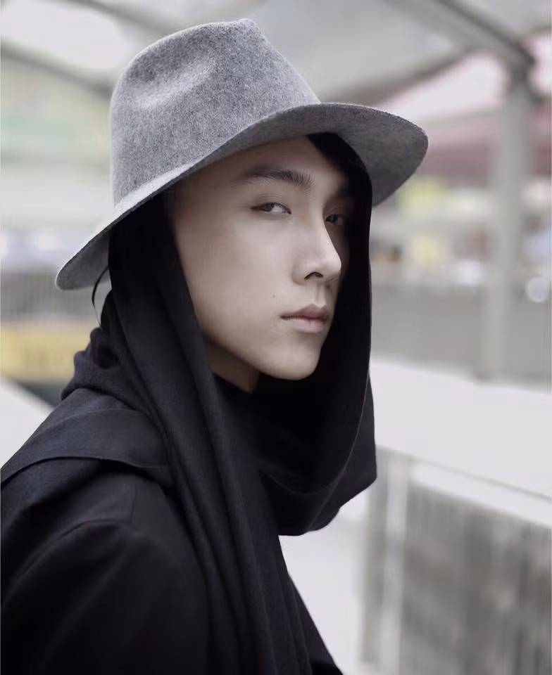 Vẻ ngoài đẹp trai, nam tính và lợi thế về chiều cao của một người mẫu, Anh Tú dễ dàng hạ gục mọi trái tim của các cô gái trót lỡ rơi vào lưới tình. Trước đây, chàng hot boy Hà Thành chưa được nhiều người biết đến ở vai trò của người mẫu nghiệp dư, chỉ đến khi tên tuổi của anh gắn với việc thế vai nam quân nhân Song Joong Ki trong bộ ảnh mới ra lò thì sự nổi tiếng lại tìm đến với Anh Tú như một lẽ tự nhiên. Ảnh: FBNV.