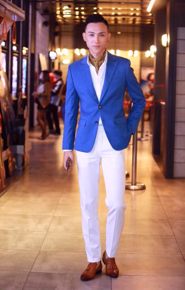 Đến thời điểm hiện tại, trang cá nhân của Anh Tú đã có khoảng hơn 20k người theo dõi. Dự tính trong thời gian tới, số lượng fan hâm mộ còn liên tục tăng lên cho đến khi bộ phim Hậu duệ mặt trời bớt hot. ảnh: FBNV.