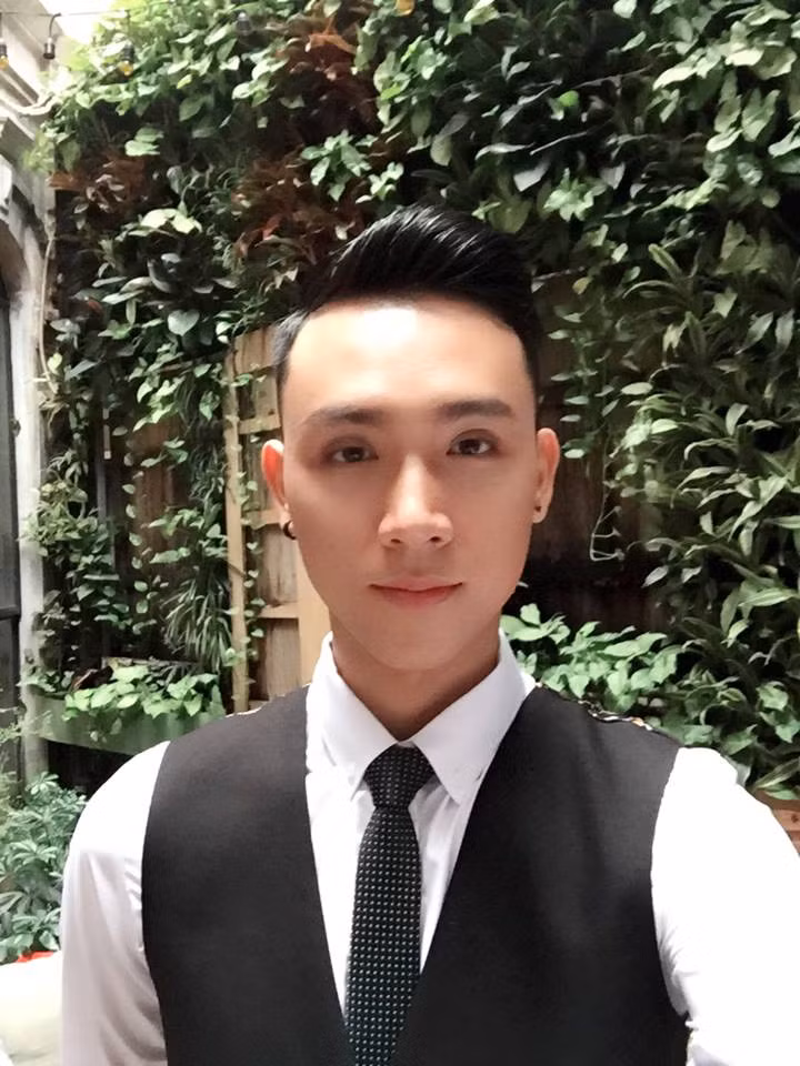 Khi tìm hiểu về lý do Anh Tú trở thành quân nhân Song Joong Ki phiên bản Việt, không ít cô gái phải rơi nước mắt khi được biết bộ ảnh đưa tên tuổi của Anh Tú đến gần hơn với người hâm mộ là bộ ảnh cưới Hậu duệ mặt trời của anh và bạn gái. ảnh: FBNV.