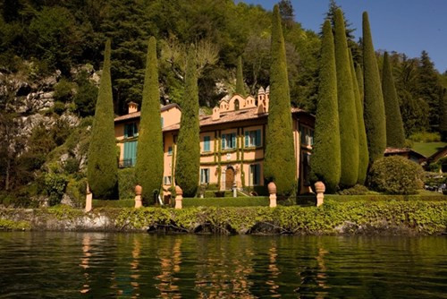 5. Biệt thự La Cassinella, Italy La Cassinella được thiết kế theo phong cách của thế kỷ 19 và được đánh giá là đỉnh cao của sự sang trọng. Dù nằm phía rìa bán đảo Lavedo, La Cassinella không hề bị cô lập bởi du khách chỉ tốn chút thời gian đi thuyền từ bến tàu Campo di Lenno tới thị trấn Lenno hoặc một số làng mạc gần biệt thự. Có tất cả 9 phòng ngủ tại La Cassinella. Trong đó, 7 phòng ngủ ở khu nhà chính và 2 phòng khác ở dãy nhà liền kề. Các phòng đều được trang trí bằng đồ nội thất Italy, đồ cổ, tranh nghệ thuật và nhiều đồ giá trị khác được thu thập từ khắp châu Âu. Một số dịch vụ tiện nghi đáng chú ý khác của La Cassinella là sân chơi tennis, bể bơi nước nóng tường kính với gạch lát được dát vàng 22 karat, phòng tập thể hình, vườn cây và một chiếc thuyền máy. Giá thuê là 188.000 USD cho 17 người.