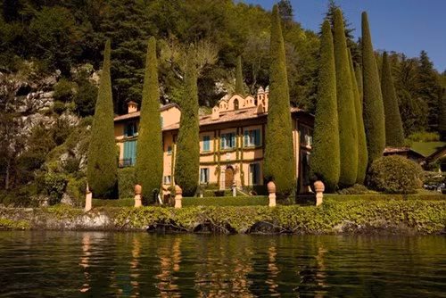 5. Biệt thự La Cassinella, Italy La Cassinella được thiết kế theo phong cách của thế kỷ 19 và được đánh giá là đỉnh cao của sự sang trọng. Dù nằm phía rìa bán đảo Lavedo, La Cassinella không hề bị cô lập bởi du khách chỉ tốn chút thời gian đi thuyền từ bến tàu Campo di Lenno tới thị trấn Lenno hoặc một số làng mạc gần biệt thự. Có tất cả 9 phòng ngủ tại La Cassinella. Trong đó, 7 phòng ngủ ở khu nhà chính và 2 phòng khác ở dãy nhà liền kề. Các phòng đều được trang trí bằng đồ nội thất Italy, đồ cổ, tranh nghệ thuật và nhiều đồ giá trị khác được thu thập từ khắp châu Âu. Một số dịch vụ tiện nghi đáng chú ý khác của La Cassinella là sân chơi tennis, bể bơi nước nóng tường kính với gạch lát được dát vàng 22 karat, phòng tập thể hình, vườn cây và một chiếc thuyền máy. Giá thuê là 188.000 USD cho 17 người.