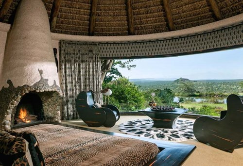 2. Trang viên Ol Jogi, Kenya Ol Jogi, thuộc sở hữu của gia tộc Wildenstein, được đánh giá là khu nghỉ dưỡng rất tinh tế với rèm cửa làm từ vải lanh Hermès, ấm chén Buccellati bằng bạc và bộ ly pha lê. Khu nghỉ dưỡng Ol Jogi gồm có 7 ngôi nhà tranh nằm liền kề nhau, thuộc khu bảo tồn thiên nhiên của Kenya. Vì vậy, thiên nhiên hoang dã là điểm cuốn hút nhất ở Ol Jogi. Tất cả lợi nhuận từ việc kinh doanh của khu nghỉ dưỡng đều được sử dụng để bảo vệ loài tê giác đen ở đây. Giá thuê theo Forbes là 229.600 USD cho 14 người.