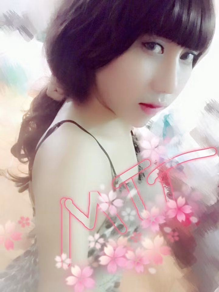 Theo tìm hiểu, My thiên thần tên thật là H.T.Đạt... là người đồng tính, chuyển giới hiện đang sinh sống tại TP HCM. Thực chất T.Đạt và Hoàng Anh đã công khai có quan hệ với nhau từ khoảng tháng 3/2016 và T.Đạt cũng là nhân vật thường xuyên tung clip phản pháo dân mạng, bênh vực Hoàng Anh mỗi khi người yêu của mình bị ném đá hoặc chỉ trích về một sự việc nào đó.