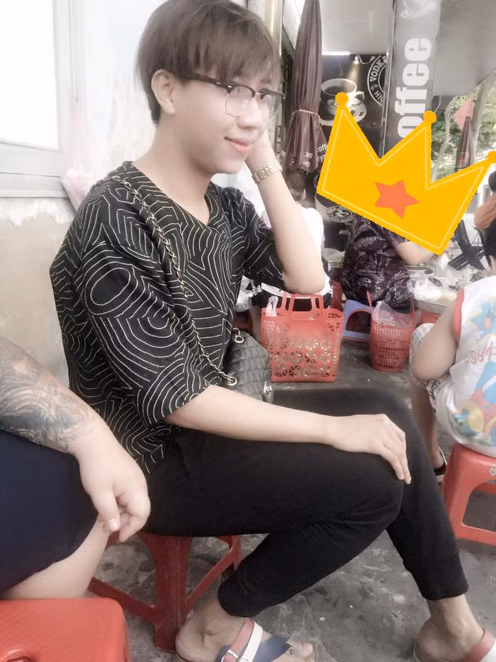 Một hình ảnh của H.T.Đạt bị dân mạng lấy ra để ném đá, trêu đùa liên tục trong suốt thời gian qua. Được biết, hiện tại nhân vật T.Đạt này đang làm công việc kinh doanh, bán hàng trên mạng và có vẻ không tạo được thiện cảm với người khác.