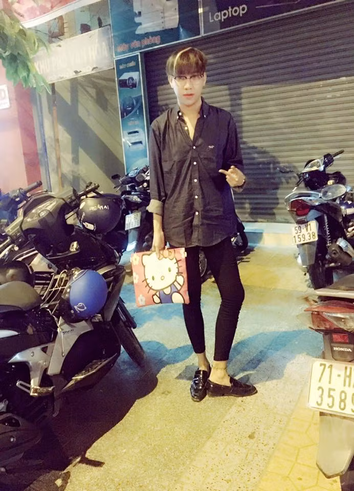 Việc T.Đạt và hot boy xăm trổ Hoàng Anh Lê "yêu nhau", gia tăng tần suất xuất hiện trên Facebook càng khiến dân mạng Việt gần đây thêm khó chịu, căm ghét. Trước đó, Hoàng Anh Lê cũng đã công khai mình là người đồng tính và T.Đạt hay My thiên thần cũng không phải là "người tình" đầu tiên của cậu.