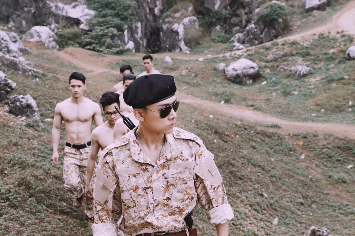 Khi những tập phim Hàn “ Hậu duệ mặt trời” đang được hàng triệu khán giả mong chờ lên sóng mỗi ngày thì ở Việt Nam, một phiên bản ảnh của bộ phim này đã rất nhanh chóng trở thành tâm điểm và gây xôn xao cộng đồng mạng ngay từ khi cho ra mắt bức hình đầu tiên. Ảnh: Hải Lê Cao.