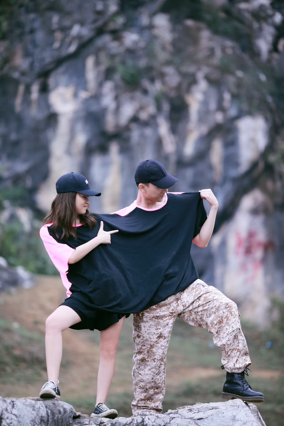 Khoảnh khắc ngộ nghĩnh, đáng yêu của cặp đôi Anh Tú – Bảo Hân trong bộ ảnh cưới siêu độc đáo của mình. Ảnh: Hải Lê Cao.