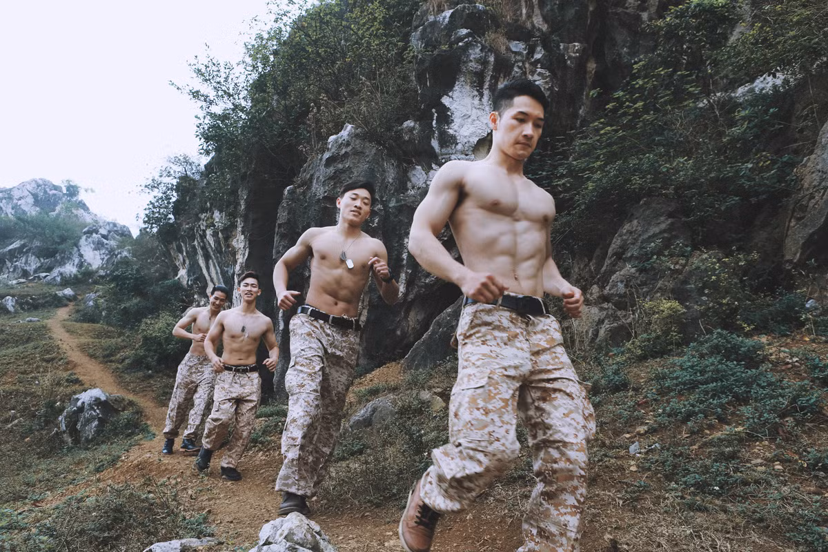 Bộ ảnh cưới Hậu duệ mặt trời phiên bản Việt đã thể hiện lại những góc hình đẹp nhất của bộ phim, trong đó nổi bật là câu chuyện tình đẹp như cổ tích giữa chàng quân nhân và nàng bác sỹ tại một miền đất lạ. Ảnh: Hải Lê Cao.