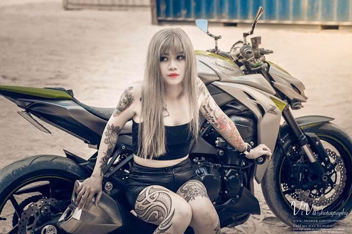 Mỹ Ngân sở hữu hai hình xăm lớn nhất ở dọc chân phải và cánh tay trái, ngoài ra cô còn có một số hình xăm khác ở ngực, bụng, tay phải và vai… Những hình xăm này khiến Mỹ Ngân luôn rất nổi bật và trở thành tâm điểm chú ý khi xuất hiện giữa đám đông.