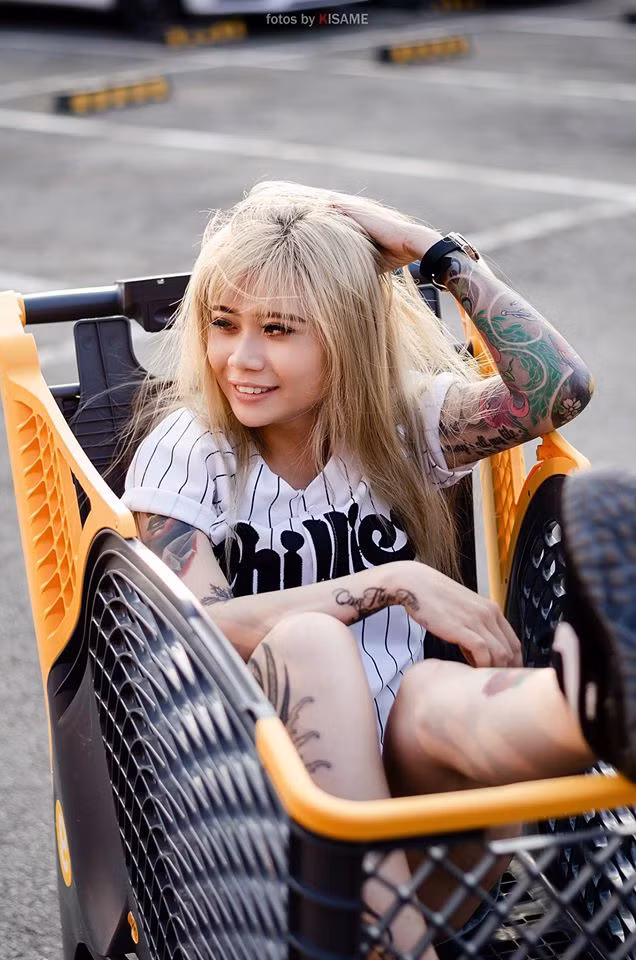 Sau hình xăm đầu tiên từ năm 18 tuổi, giống như một “con nghiện” xăm, Mỹ Ngân luôn mong muốn có thêm nhiều hình xăm mới. Cứ như vậy, sau nhiều năm, bà mẹ đơn thân 8X đã có khoảng 15 hình xăm với đủ kích cỡ trên cơ thể.