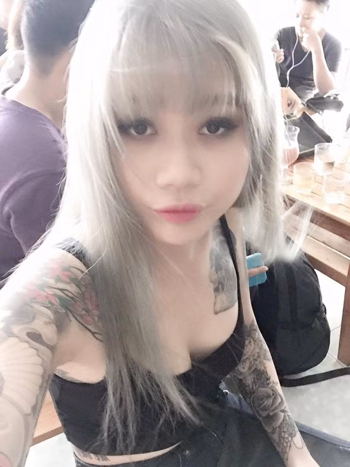 Tuy nhiên, cũng giống như nhiều người làm nghề xăm và tín đồ mê xăm trổ khác, Mỹ Ngân cũng không tránh được những lời bàn tán, xì xào… những đánh giá có phần không hay về bản thân của những người xung quanh.