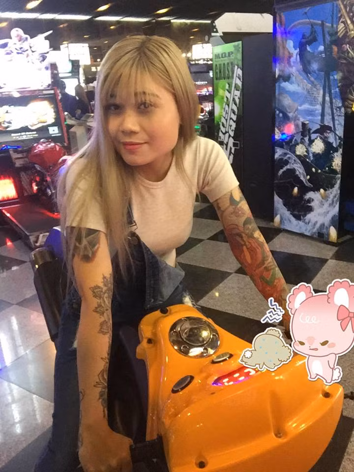 Là một 8X nhưng vẻ bề ngoài của Mỹ Ngân lại trẻ hơn tuổi thật khá nhiều. Cộng thêm dáng người nhỏ nhắn và khuôn mặt khá ưa nhìn, bà mẹ đơn thân xinh đẹp trong nhiều bức ảnh nhìn chỉ giống như một cô gái ở độ tuổi 19-20.