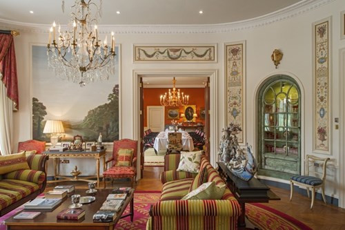 7. Biệt thự Straffan House, Ireland Straffan House có diện tích khoảng 3.200 m2 và nằm trong khu nghỉ dưỡng Kildare Hotel &amp; Country Club. Căn biệt thự mới xây này được thiết kế như một lâu đài Pháp, trang trí bằng nhiều tác phẩm nghệ thuật của các họa sĩ nổi tiếng Ireland. Từng thuộc sở hữu của một hãng rượu vang nổi tiếng vào thế kỷ 19, nên dù đã xây lại, Straffan House vẫn giữ hầm chứa rượu vang. Ngoài ra, căn biệt thự còn có một bể bơi, phòng spa, phòng tập thể hình, phòng trò chơi và 10 phòng ngủ. Bạn cũng có thể chơi golf trên 2 sân 18 lỗ, được sử dụng tất cả các tiện ích hay tham gia vào các hoạt động của khách sạn. Giá thuê là 182.000 USD cho 20 người.
