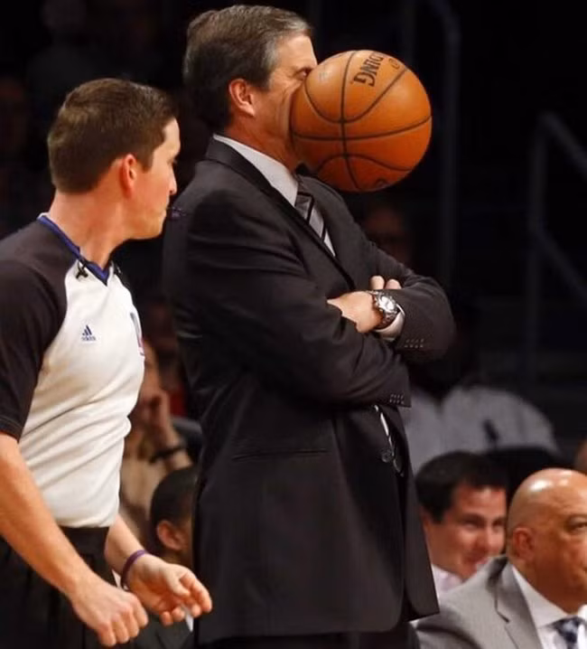 Anh có chơi đâu mà ném bóng qua đây.