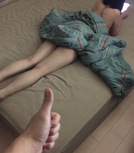 Những hình ảnh này dĩ nhiên khiến cư dân mạng, những người đứng đắn, đặc biệt là các cô gái vô cùng phẫn nộ.