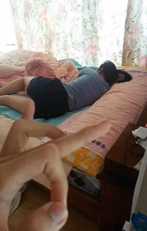 Cụ thể, khi gạ gẫm thành công một cô gái nào đó để được ở gần thành công, các chàng trai sẽ dùng điện thoại chụp lén bạn gái, người yêu của mình đang nằm hoặc ở trong tư thế hớ hênh… sau đó đăng lên mạng kèm theo một biểu tượng K.O (knock out).