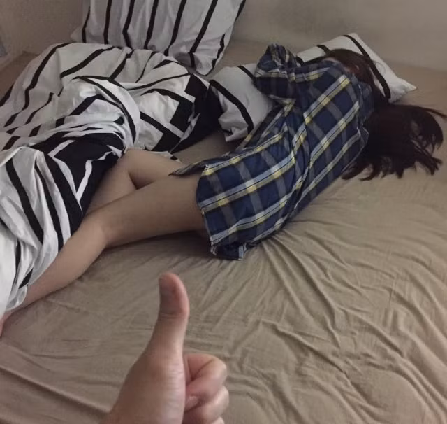 Ngoài cảm thấy xấu hổ, thậm chí nhục nhã khi chuyện tình cảm riêng tư bị đem lên mạng làm trò đùa, một số cô gái trẻ còn cảm thấy phẫn uất khi mình là nạn nhân của trò khoe chiến tích bệnh hoạn này, họ cho rằng bản thân mình đã bị ví như một món vật, được đánh dấu sở hữu bởi người khác.